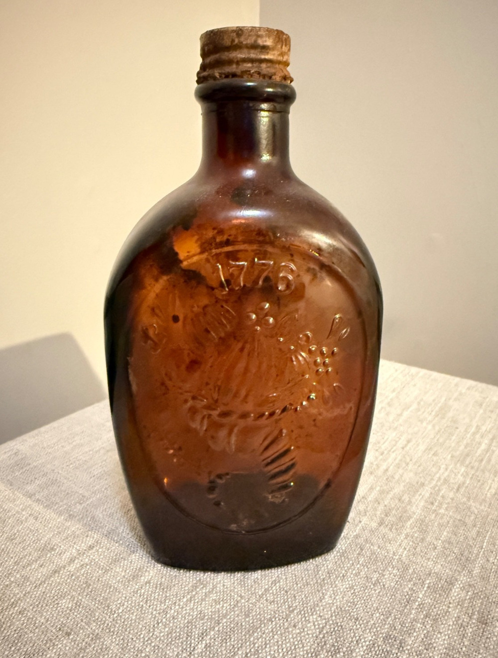 🍁 Vintage Log Cabin Syrup Bottle – Bicentennial 1776 Cornucopia – Amber Glass